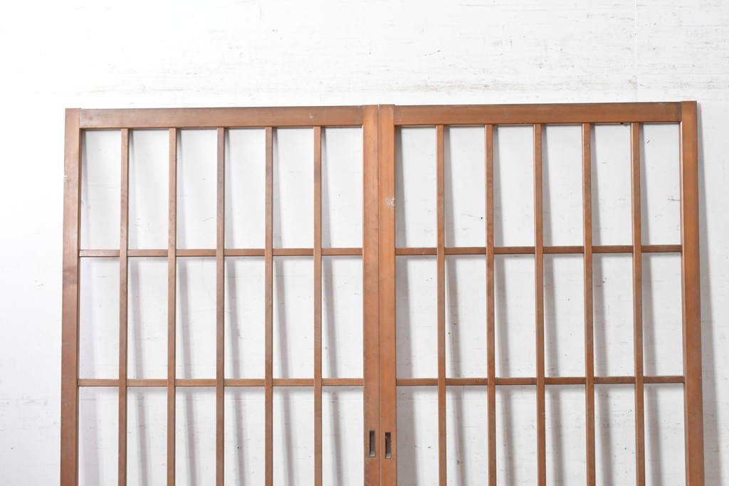 ヴィンテージ建具　昭和中期から昭和後期　格子と竹の組み合わせが美しい数寄屋の荒格子戸2枚セット　(R-090832)