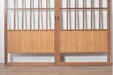 ヴィンテージ建具　昭和中期から昭和後期　格子と竹の組み合わせが美しい数寄屋の荒格子戸2枚セット　(R-090832)