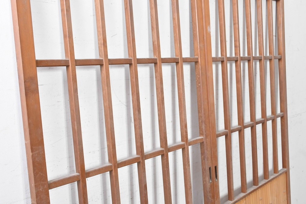 ヴィンテージ建具　昭和中期から昭和後期　格子と竹の組み合わせが美しい数寄屋の荒格子戸2枚セット　(R-090832)