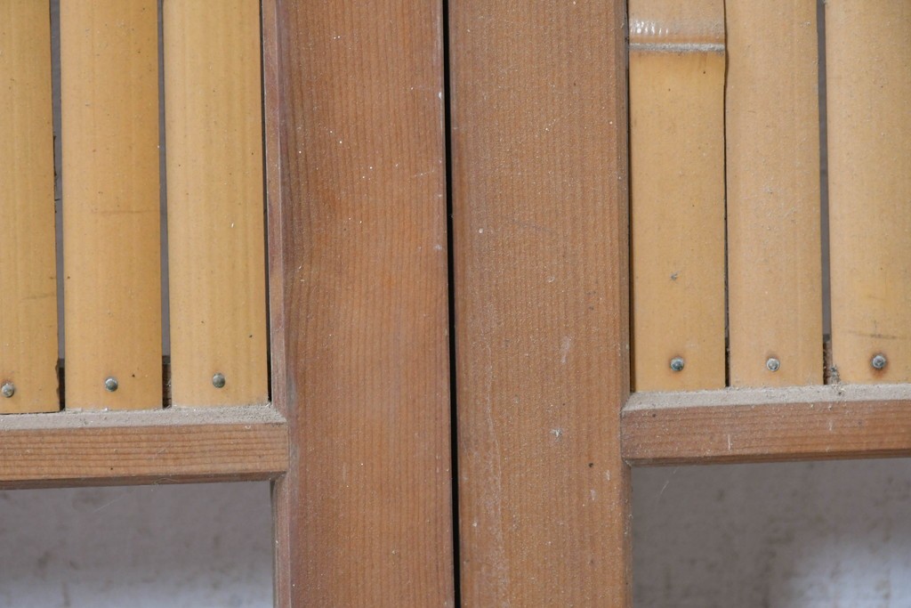 ヴィンテージ建具　昭和中期から昭和後期　格子と竹の組み合わせが美しい数寄屋の荒格子戸2枚セット　(R-090832)