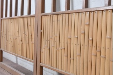 ヴィンテージ建具　昭和中期から昭和後期　格子と竹の組み合わせが美しい数寄屋の荒格子戸2枚セット　(R-090832)