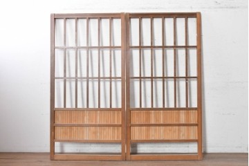 ヴィンテージ建具　昭和中期から昭和後期　格子と竹の組み合わせが美しい数寄屋の荒格子戸2枚セット　(R-090832)