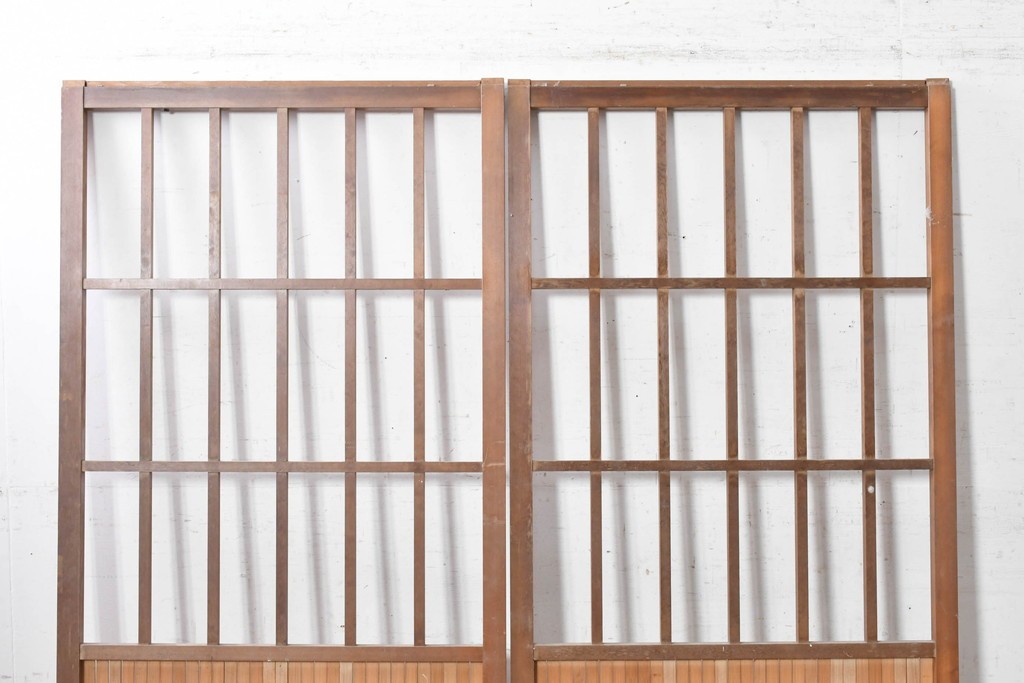 ヴィンテージ建具　昭和中期から昭和後期　格子と竹の組み合わせが美しい数寄屋の荒格子戸2枚セット　(R-090832)