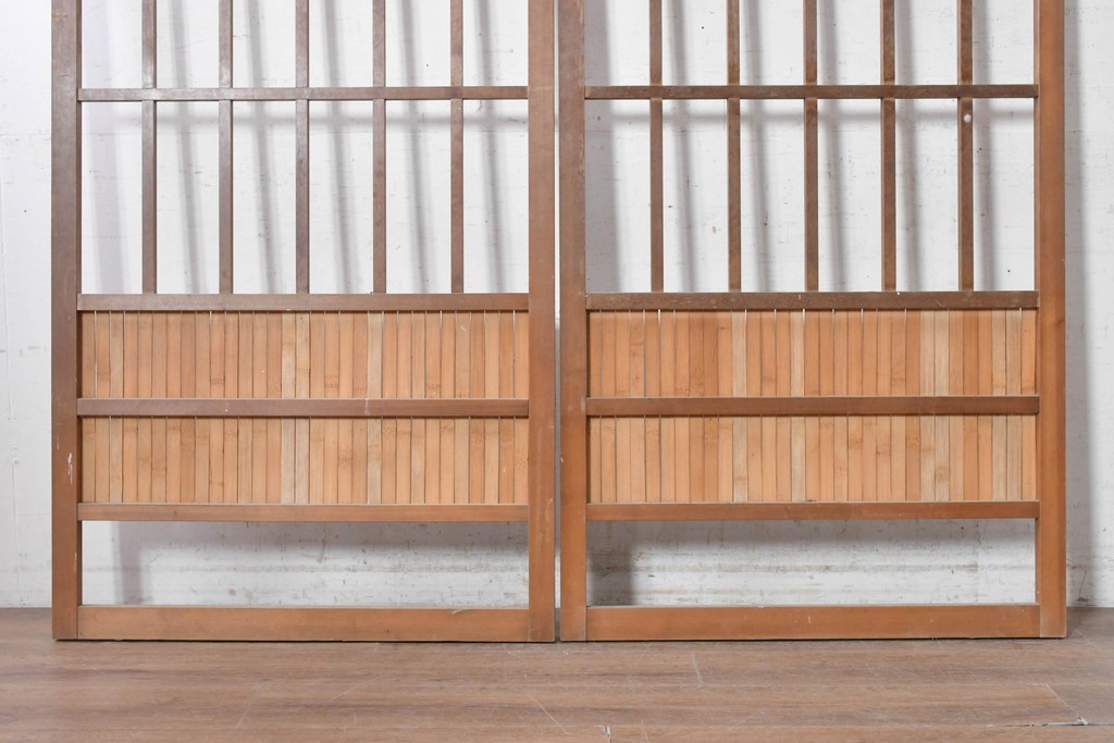 ヴィンテージ建具　昭和中期から昭和後期　格子と竹の組み合わせが美しい数寄屋の荒格子戸2枚セット　(R-090832)