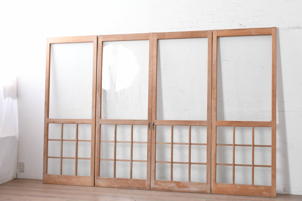 ヴィンテージ建具　昭和後期　大きなガラス面と格子意匠が印象的な幅狭のガラス戸4枚セット　(R-090838)