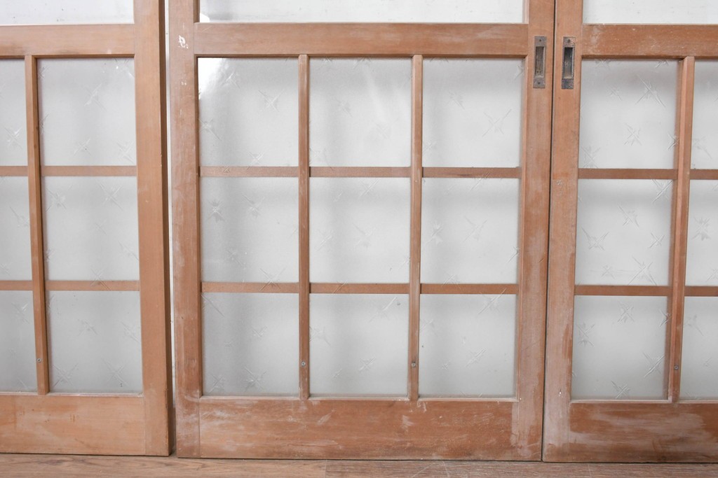 ヴィンテージ建具　昭和後期　大きなガラス面と格子意匠が印象的な幅狭のガラス戸4枚セット　(R-090838)