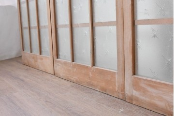 ヴィンテージ建具　昭和後期　大きなガラス面と格子意匠が印象的な幅狭のガラス戸4枚セット　(R-090838)