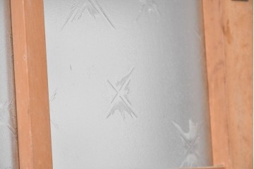 ヴィンテージ建具　昭和後期　大きなガラス面と格子意匠が印象的な幅狭のガラス戸4枚セット　(R-090838)