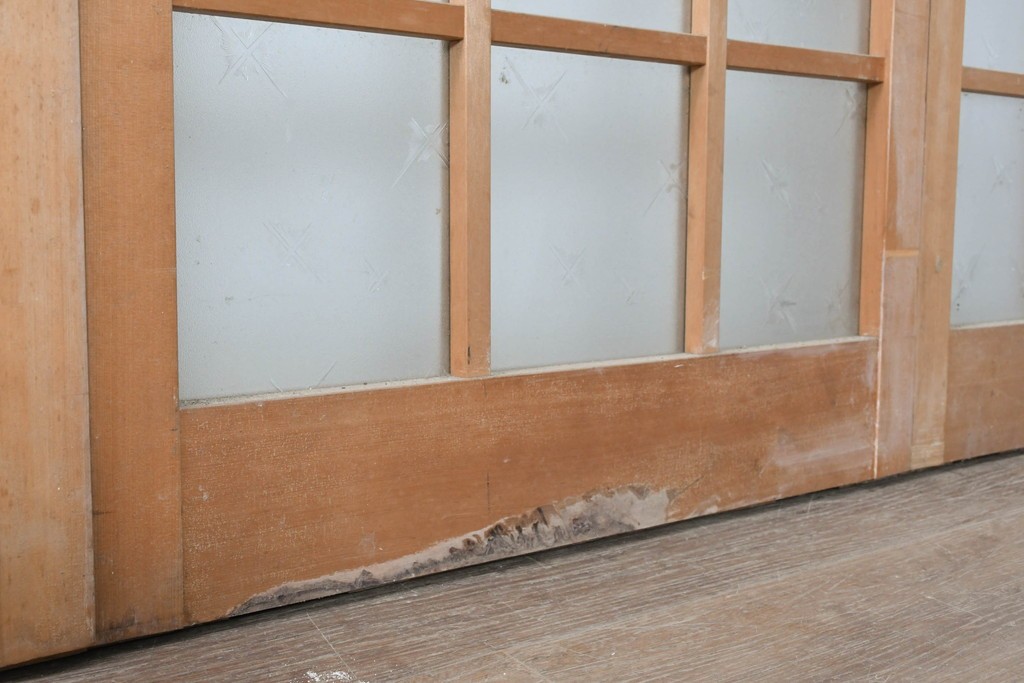 ヴィンテージ建具　昭和後期　大きなガラス面と格子意匠が印象的な幅狭のガラス戸4枚セット　(R-090838)
