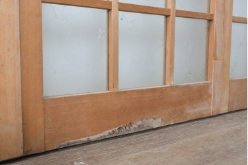 ヴィンテージ建具　昭和後期　大きなガラス面と格子意匠が印象的な幅狭のガラス戸4枚セット　(R-090838)