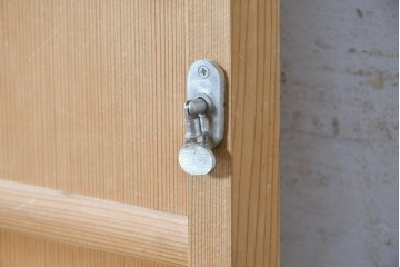 ヴィンテージ建具　昭和後期　均一に並んだ木目が美しい無双付き舞良戸1枚　(R-090840)
