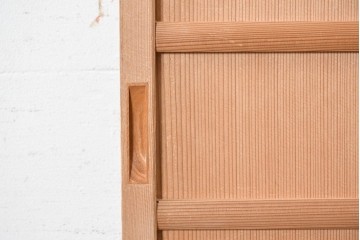 ヴィンテージ建具　昭和後期　均一に並んだ木目が美しい無双付き舞良戸1枚　(R-090840)