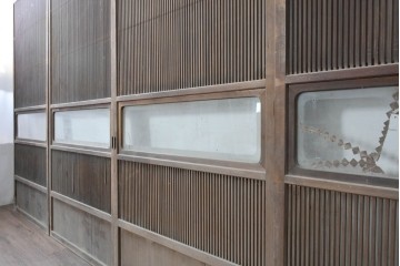 アンティーク建具　昭和初期　裏障子付き　細かな縦格子と横長のガラスが調和した格子戸4枚セット　(R-090841)