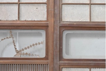 アンティーク建具　昭和初期　裏障子付き　細かな縦格子と横長のガラスが調和した格子戸4枚セット　(R-090841)