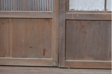 アンティーク建具　昭和初期　裏障子付き　細かな縦格子と横長のガラスが調和した格子戸4枚セット　(R-090841)