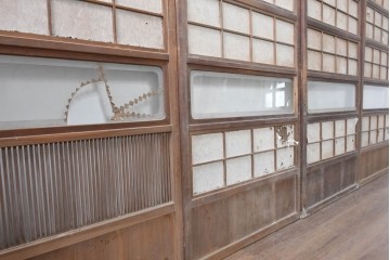 アンティーク建具　昭和初期　裏障子付き　細かな縦格子と横長のガラスが調和した格子戸4枚セット　(R-090841)