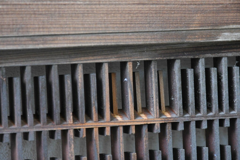 アンティーク建具　大正から昭和初期　規則正しい格子模様が印象的な欄間1枚　(R-090847)