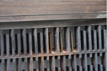 アンティーク建具　大正から昭和初期　規則正しい格子模様が印象的な欄間1枚　(R-090847)