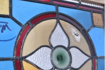 イギリスアンティーク建具　1930年頃　鮮やかなブルーガラスと花模様が印象的なステンドグラスパネル1枚　(R-090849)