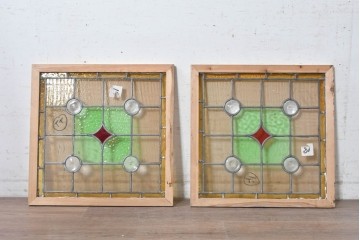 イギリスアンティーク建具　1940年頃　淡い色合いに赤色の菱形模様がアクセントを添えるステンドグラスパネル2枚セット　(R-090851)