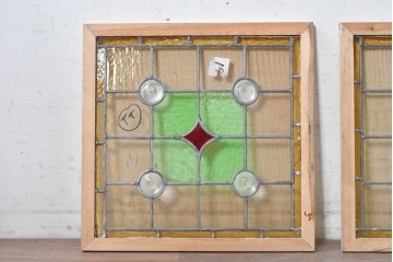 イギリスアンティーク建具　1940年頃　淡い色合いに赤色の菱形模様がアクセントを添えるステンドグラスパネル2枚セット　(R-090851)