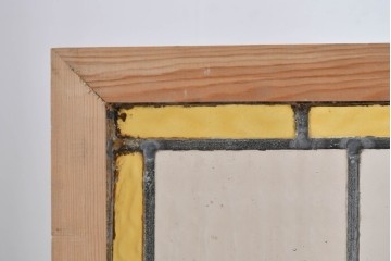 イギリスアンティーク建具　1940年頃　淡い色合いに赤色の菱形模様がアクセントを添えるステンドグラスパネル2枚セット　(R-090851)