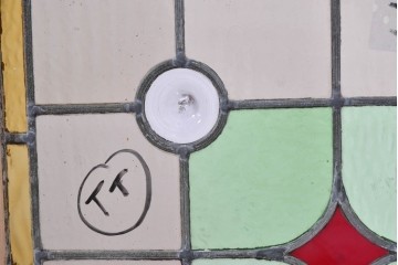 イギリスアンティーク建具　1940年頃　淡い色合いに赤色の菱形模様がアクセントを添えるステンドグラスパネル2枚セット　(R-090851)