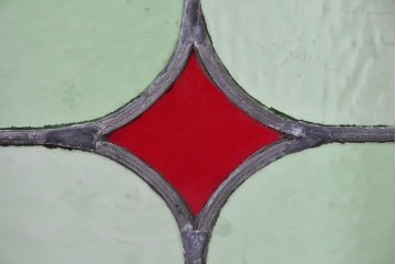イギリスアンティーク建具　1940年頃　淡い色合いに赤色の菱形模様がアクセントを添えるステンドグラスパネル2枚セット　(R-090851)