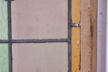 イギリスアンティーク建具　1940年頃　淡い色合いに赤色の菱形模様がアクセントを添えるステンドグラスパネル2枚セット　(R-090851)