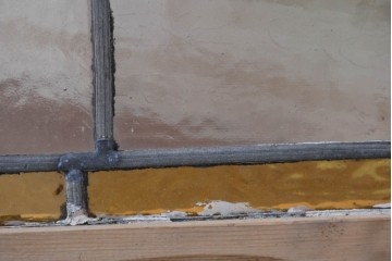 イギリスアンティーク建具　1940年頃　淡い色合いに赤色の菱形模様がアクセントを添えるステンドグラスパネル2枚セット　(R-090851)