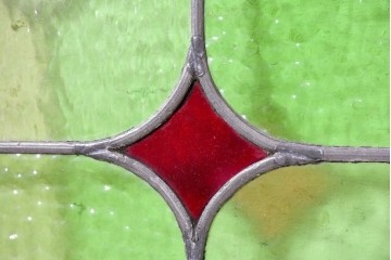 イギリスアンティーク建具　1940年頃　淡い色合いに赤色の菱形模様がアクセントを添えるステンドグラスパネル2枚セット　(R-090851)