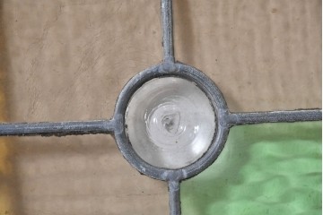 イギリスアンティーク建具　1940年頃　淡い色合いに赤色の菱形模様がアクセントを添えるステンドグラスパネル2枚セット　(R-090851)