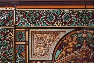 イギリスアンティーク　1920年から1930年頃　人物像と草花文様が彩る荘厳なガラスアートパネル1枚　(R-090857)