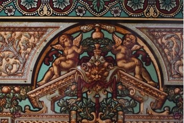 イギリスアンティーク　1920年から1930年頃　人物像と草花文様が彩る荘厳なガラスアートパネル1枚　(R-090857)