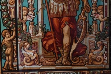 イギリスアンティーク　1920年から1930年頃　人物像と草花文様が彩る荘厳なガラスアートパネル1枚　(R-090857)