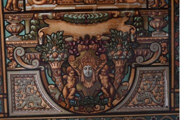 イギリスアンティーク　1920年から1930年頃　人物像と草花文様が彩る荘厳なガラスアートパネル1枚　(R-090857)