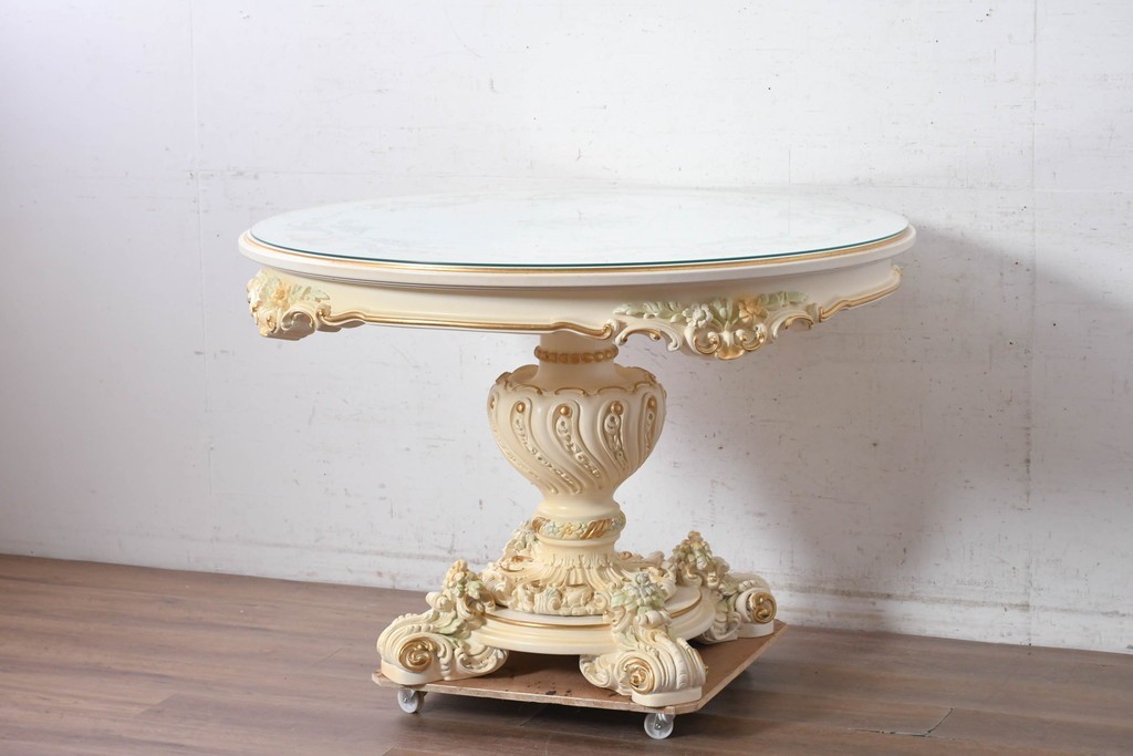 中古　美品　SILIK(シリック)　優美な装飾が目を引くラウンドテーブル　(R-090860)