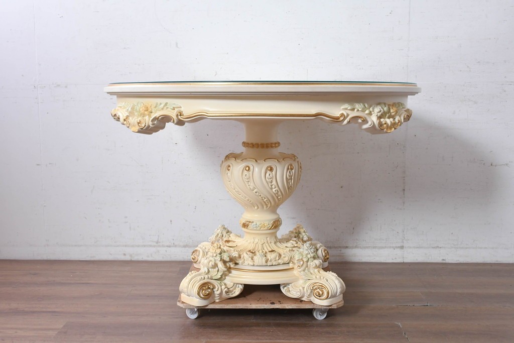 中古　美品　SILIK(シリック)　優美な装飾が目を引くラウンドテーブル　(R-090860)