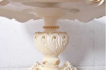 中古　美品　SILIK(シリック)　優美な装飾が目を引くラウンドテーブル　(R-090860)