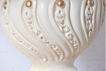 中古　美品　SILIK(シリック)　優美な装飾が目を引くラウンドテーブル　(R-090860)