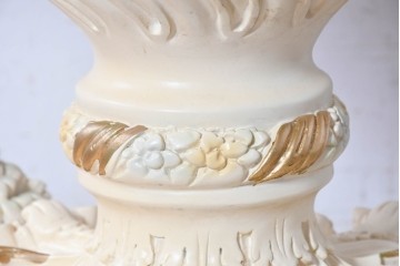 中古　美品　SILIK(シリック)　優美な装飾が目を引くラウンドテーブル　(R-090860)