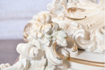 中古　美品　SILIK(シリック)　優美な装飾が目を引くラウンドテーブル　(R-090860)