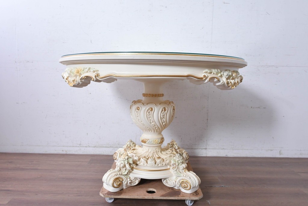 中古　美品　SILIK(シリック)　優美な装飾が目を引くラウンドテーブル　(R-090860)