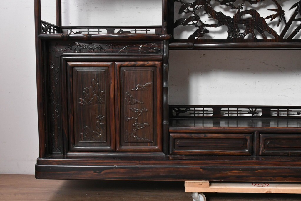 和製ヴィンテージ　美品　縞黒檀　松竹梅や山水図の彫刻が美しい六尺茶棚　(R-090861)
