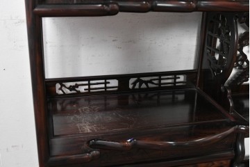 和製ヴィンテージ　美品　縞黒檀　松竹梅や山水図の彫刻が美しい六尺茶棚　(R-090861)