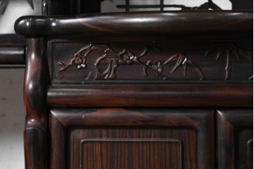 和製ヴィンテージ　美品　縞黒檀　松竹梅や山水図の彫刻が美しい六尺茶棚　(R-090861)