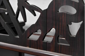 和製ヴィンテージ　美品　縞黒檀　松竹梅や山水図の彫刻が美しい六尺茶棚　(R-090861)
