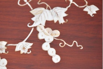 和製ヴィンテージ　花梨(カリン)材　葡萄を描いた螺鈿細工が優美なサイドチェスト　(R-090864)