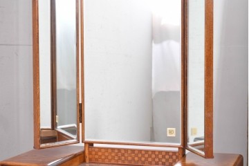 中古　美品　江戸指物の逸品!　欅(ケヤキ)材　豊かな木目と網代編みを楽しめる三面鏡台　定価約100万円　(R-090865)