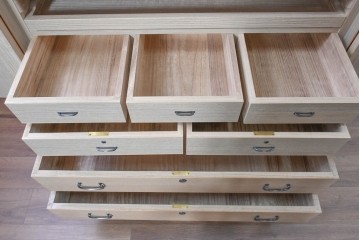 中古　美品　箪笥の松本　並厚　桑材の縁がアクセントを添える総桐箪笥　定価約100万円　(R-090867)